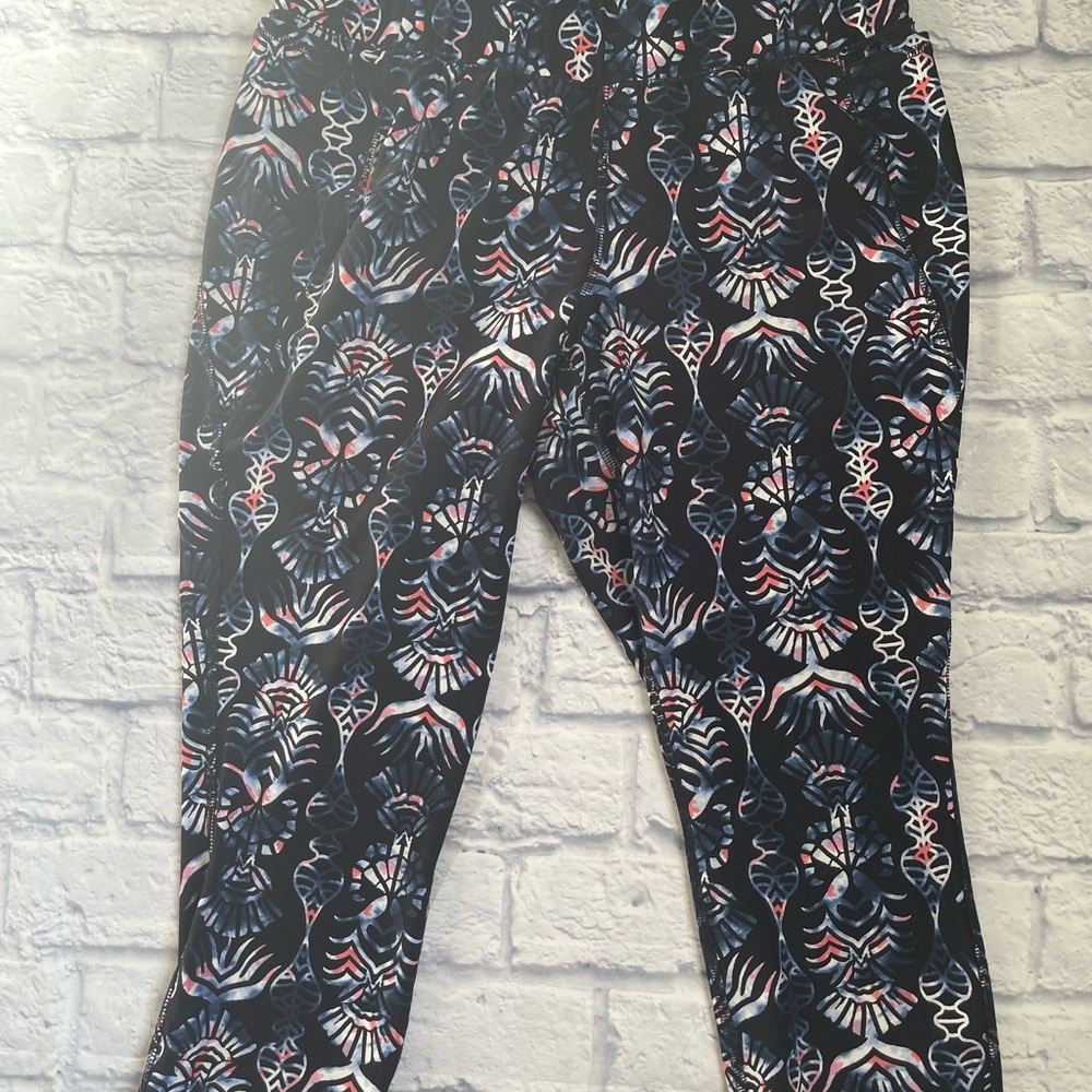 Livi Active Women's Patterned Leggings - Black and Red